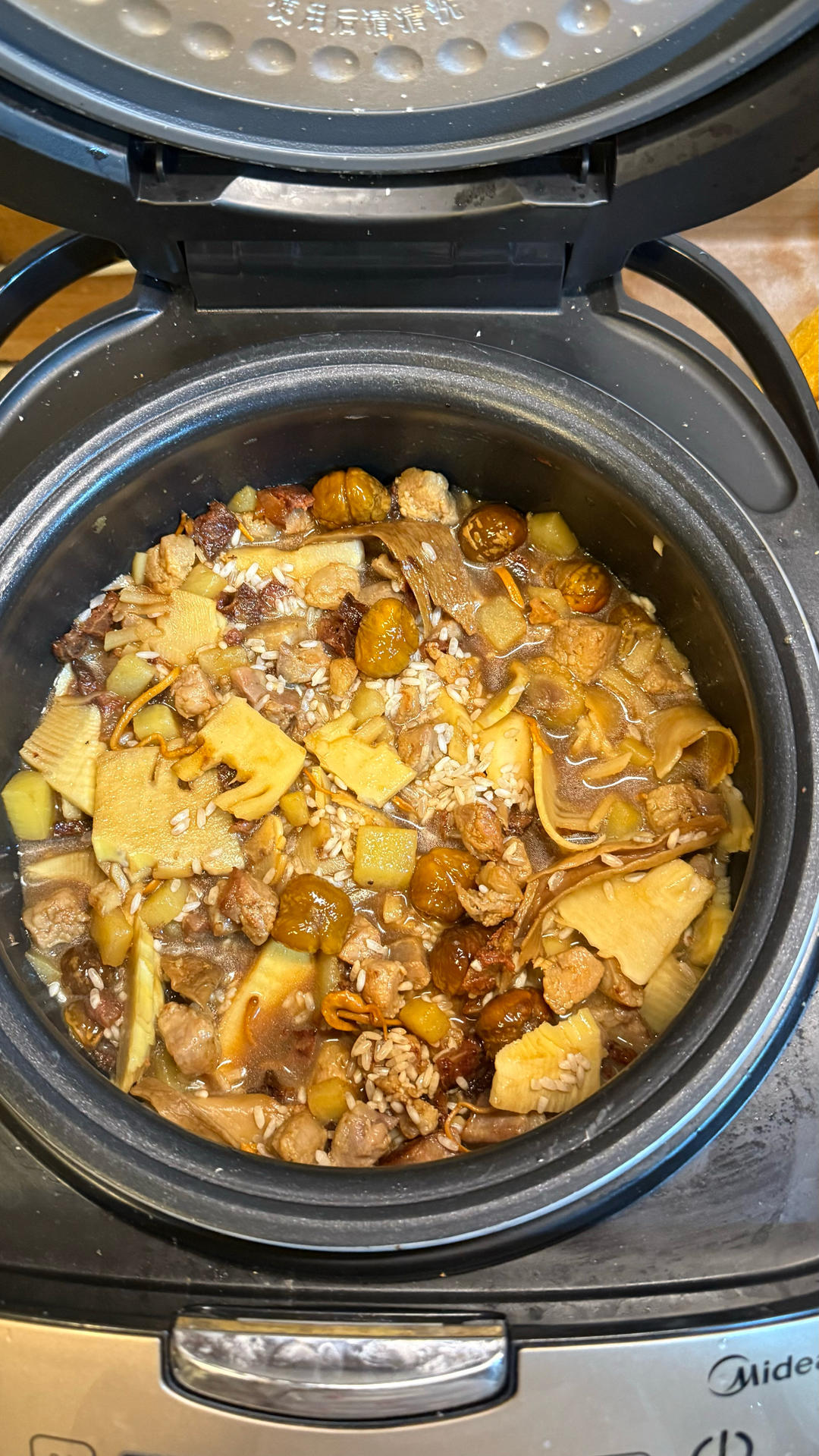 腊肠焖饭（腊肠冬笋板栗土豆焖饭）