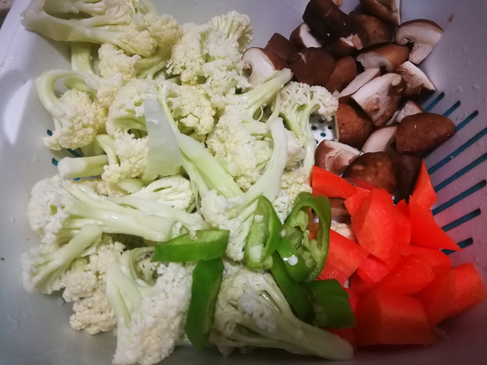 香菇素炒红萝卜花菜的做法 步骤1
