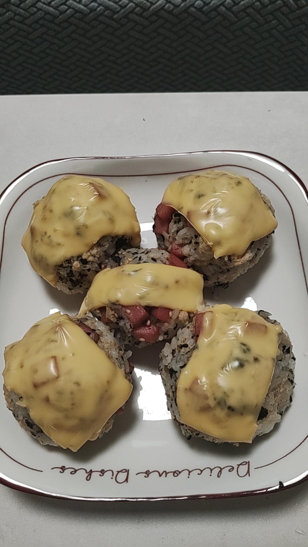 一口爆浆的芝士饭团也太香了吧