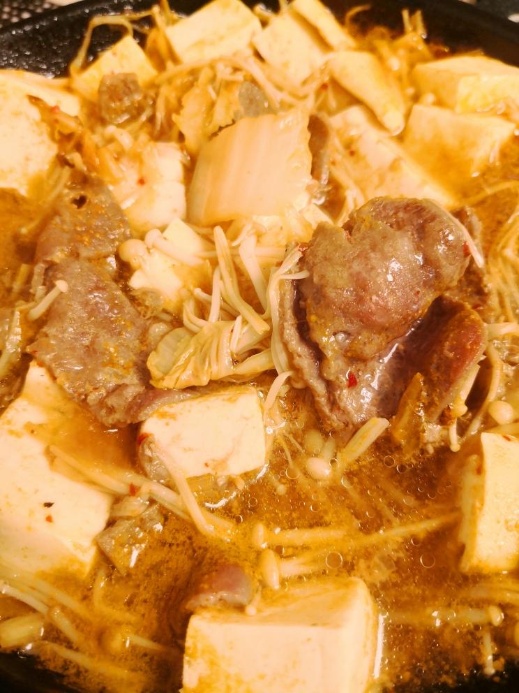 辣白菜金针菇肥牛豆腐锅