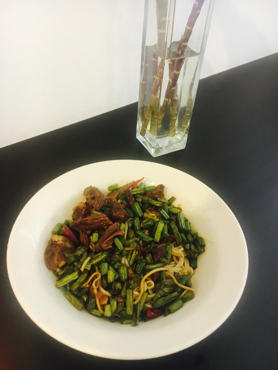 豆角辣牛肉拌面