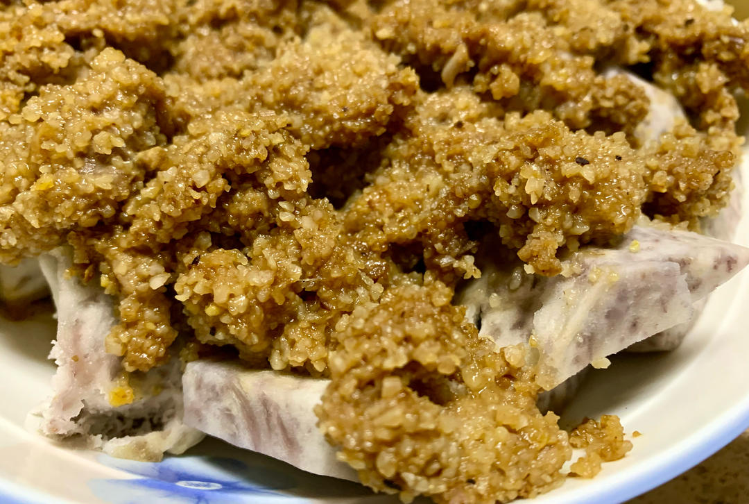 粉蒸排骨，五香口味，米粉不干是有方法的，保证香糯软嫩