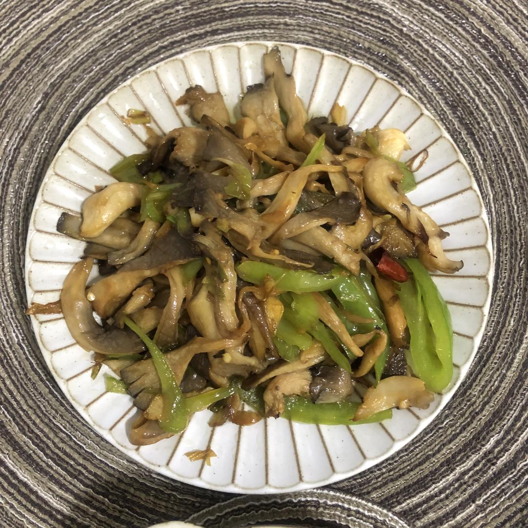 家常尖椒炒平菇的做法