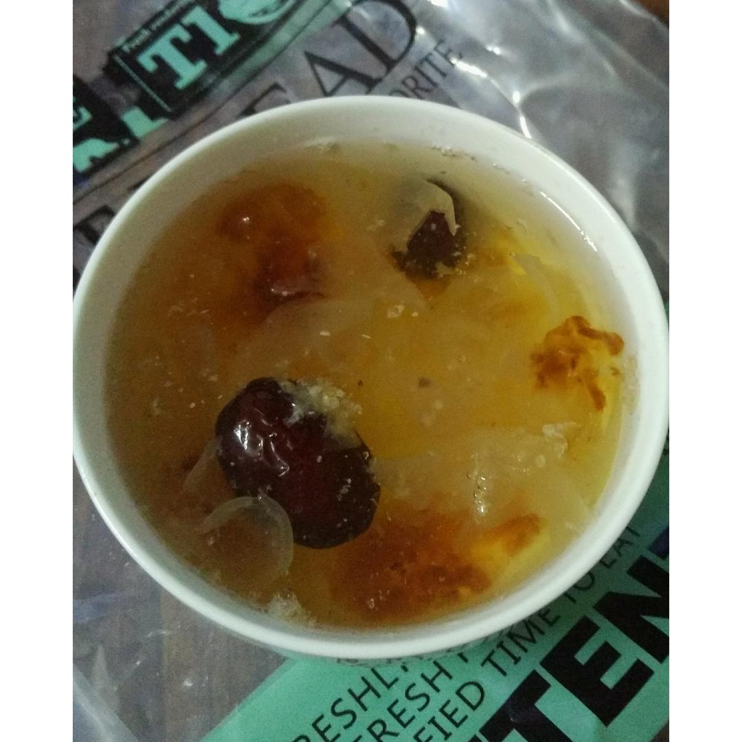 桃胶银耳红枣羹