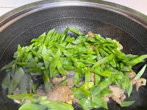 肉炒猪耳朵豆角，肉炒扁豆家常菜的做法 步骤4