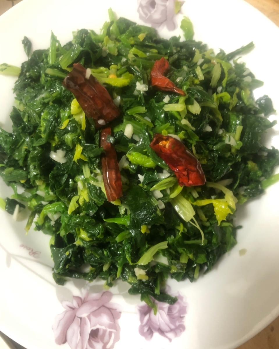 简单的凉拌芹菜叶