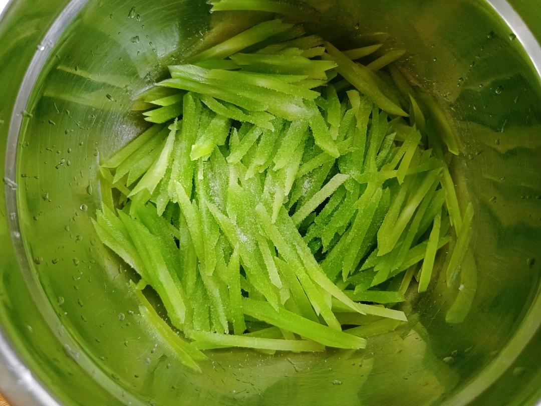 爽脆葱油莴笋丝的做法 步骤3