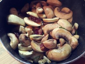肉酱香肠蘑菇意面的做法 步骤6