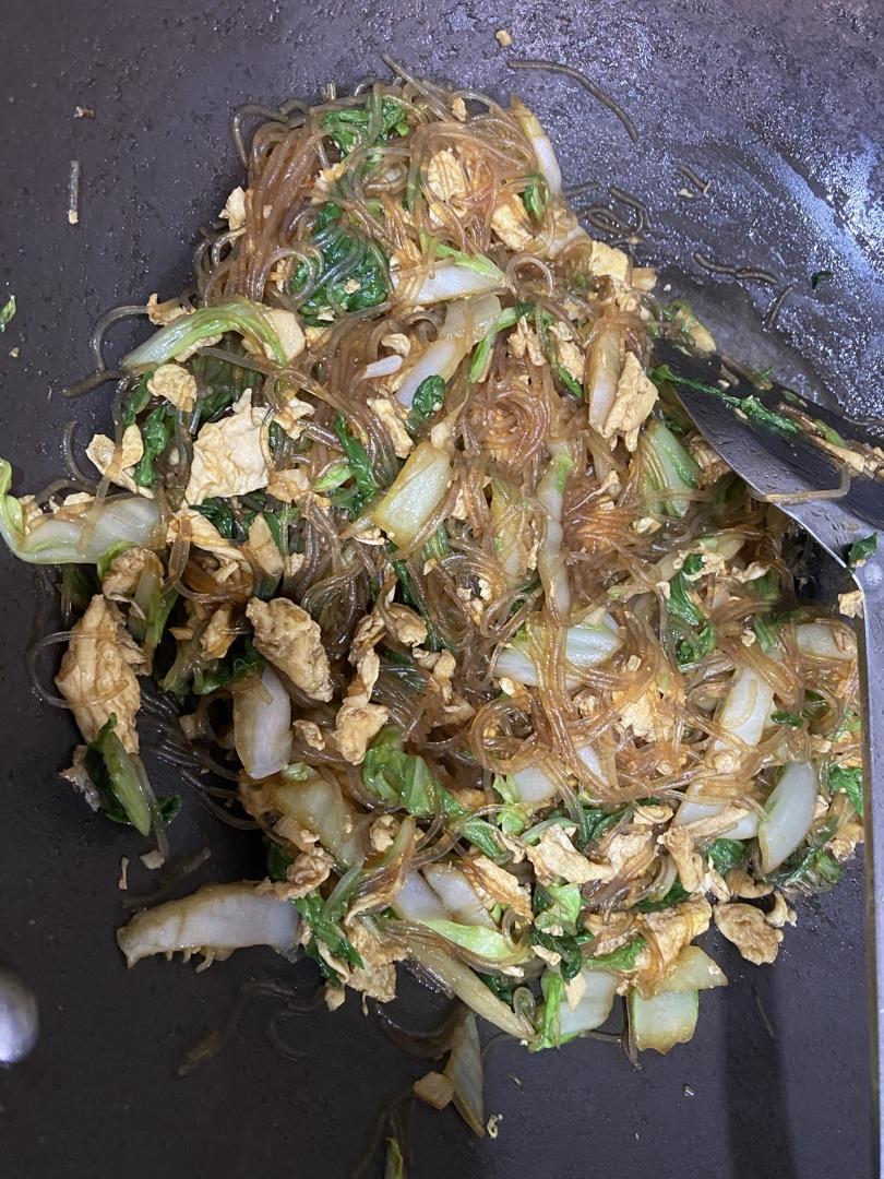 看似普通却超级下饭的圆白菜炒粉丝