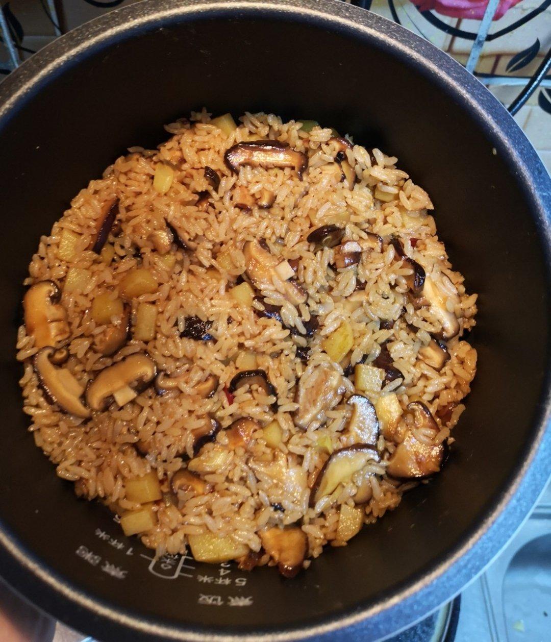 【香菇鸡肉焖饭】