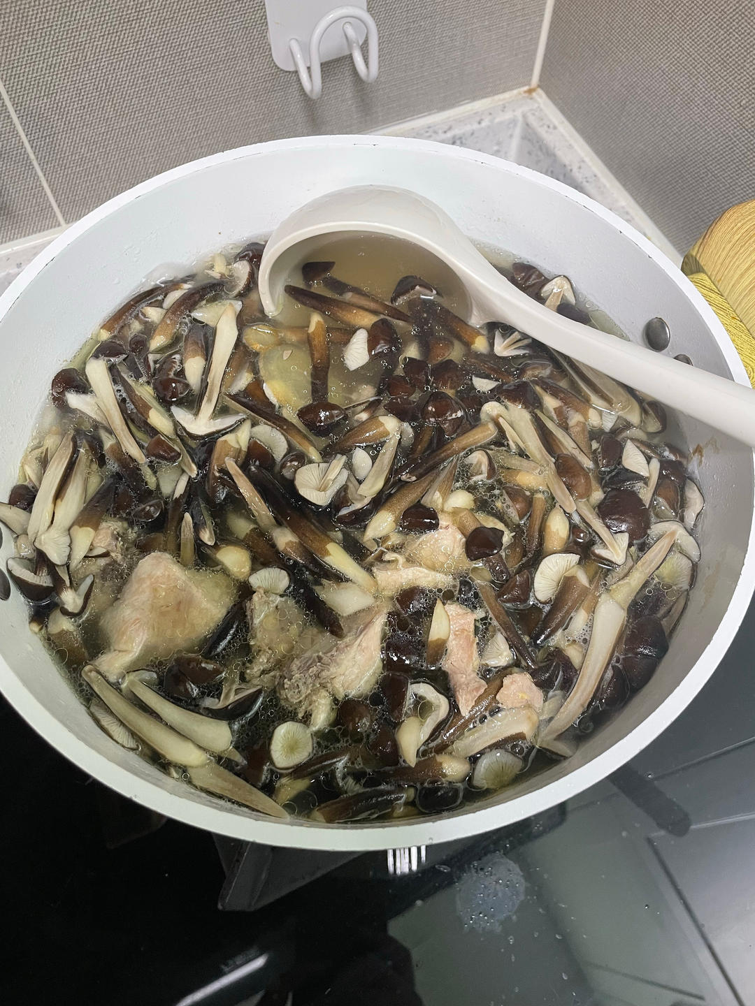 黑皮鸡枞菌鸡汤