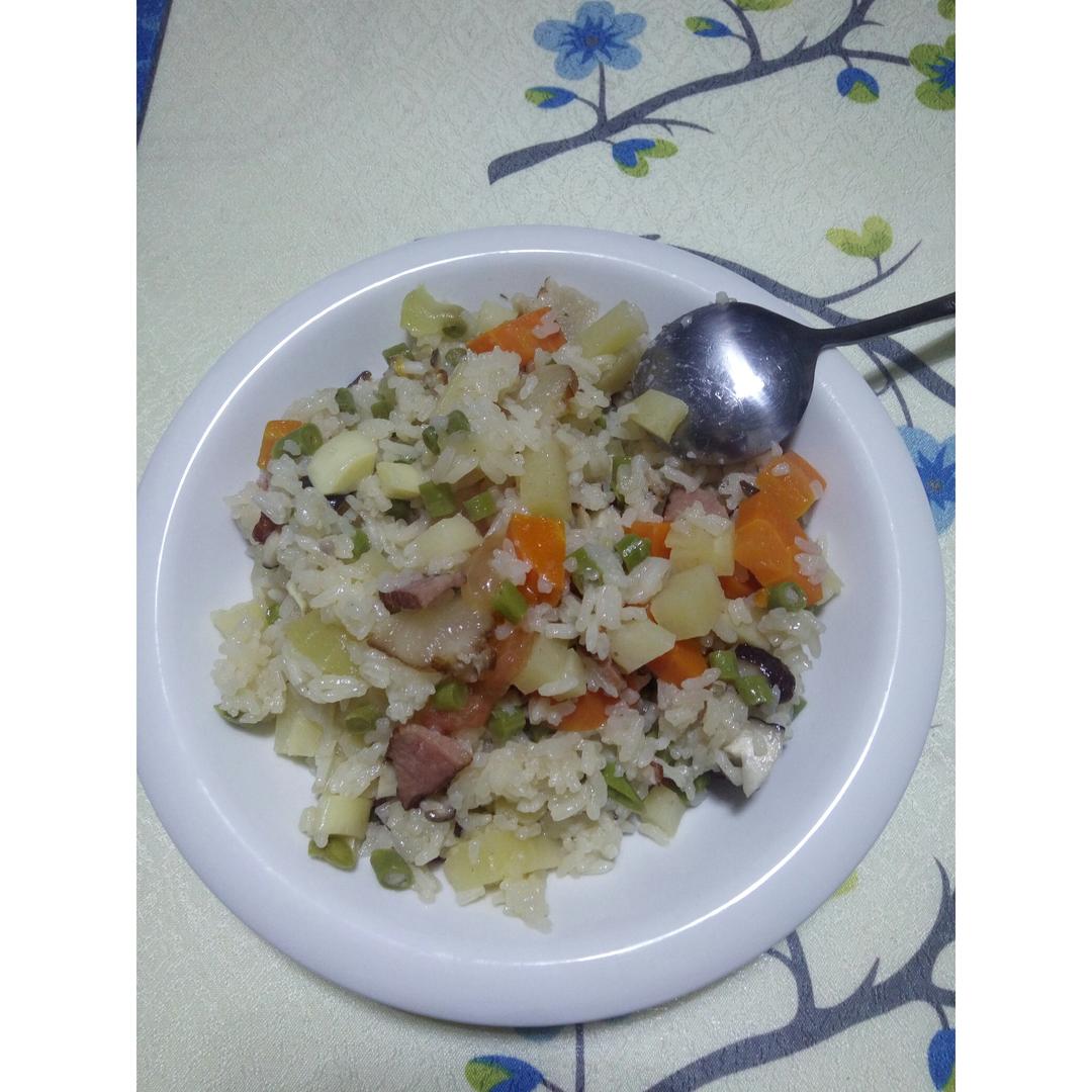 宝宝辅食:香菇土豆焖肉饭—每粒米饭都吸收了菜汁肉汤，方便，营养，满屋飘香！12M+