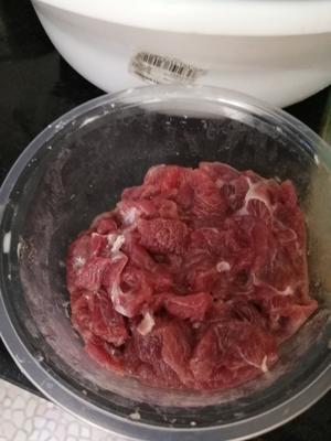咸酸菜炒牛肉的做法 步骤1