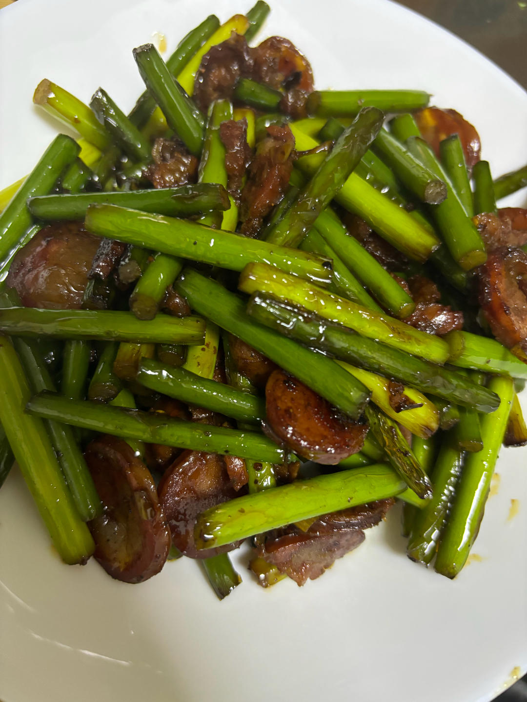 腊肠炒蒜苔不会糊的秘诀