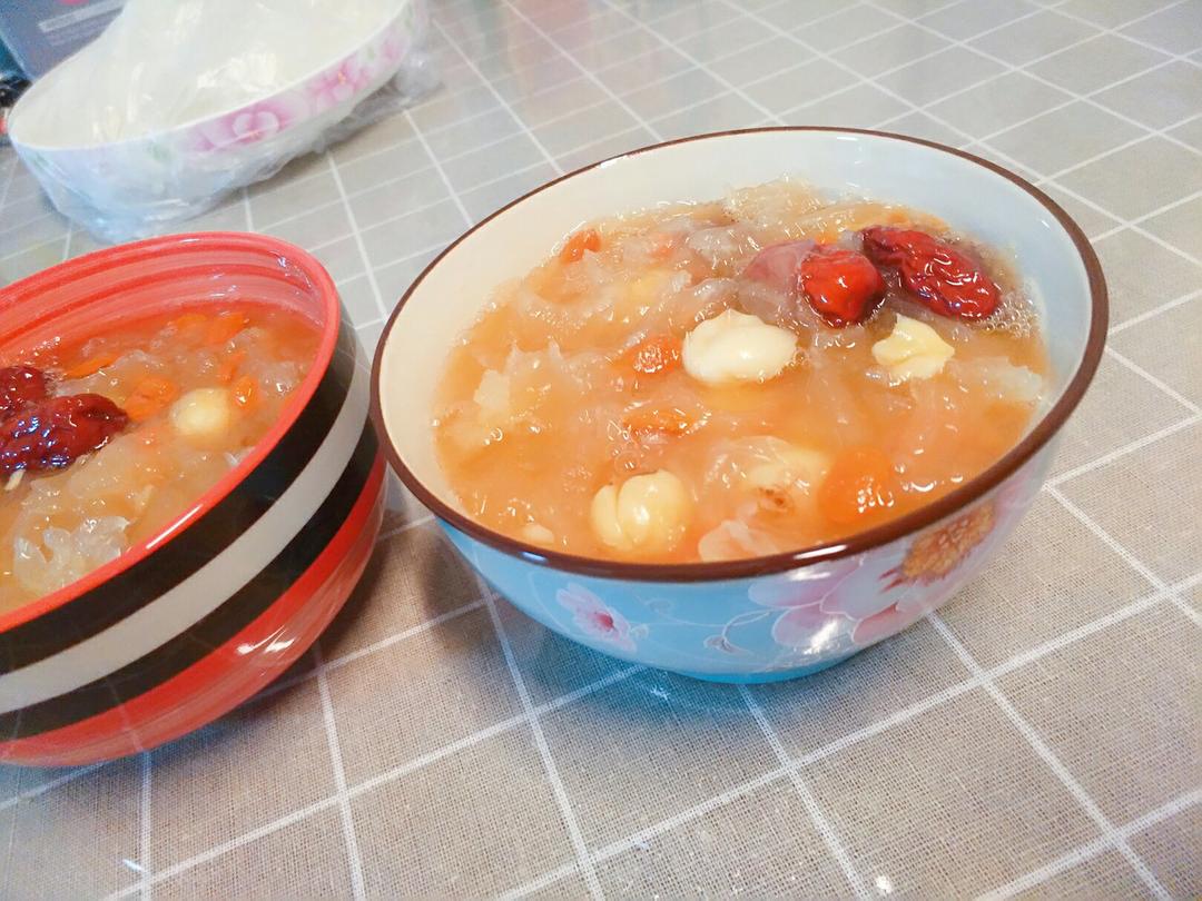 红枣莲子银耳羹