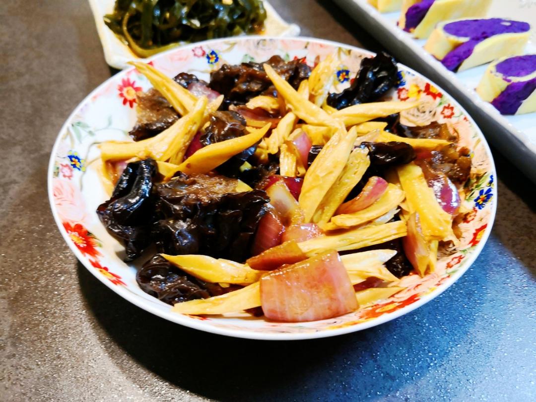 洋葱木耳炒腐竹