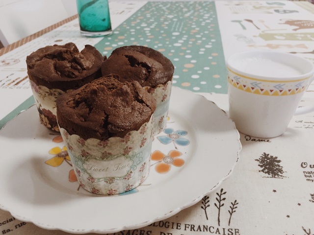 超润巧克力纸杯蛋糕（非常适合裱花、盖糖皮的cupcake方子）