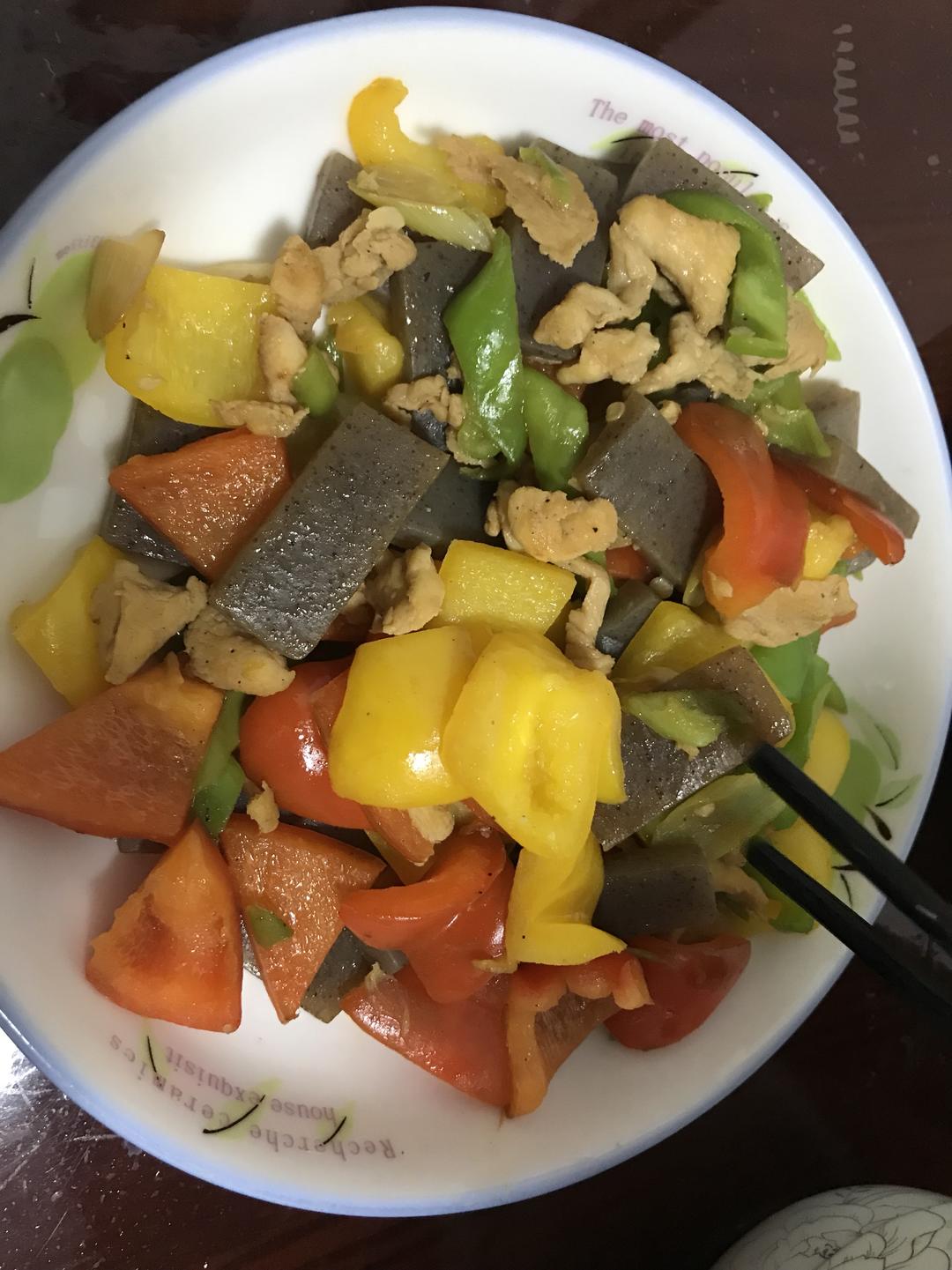 减肥餐—鸡胸肉魔芋彩椒的做法