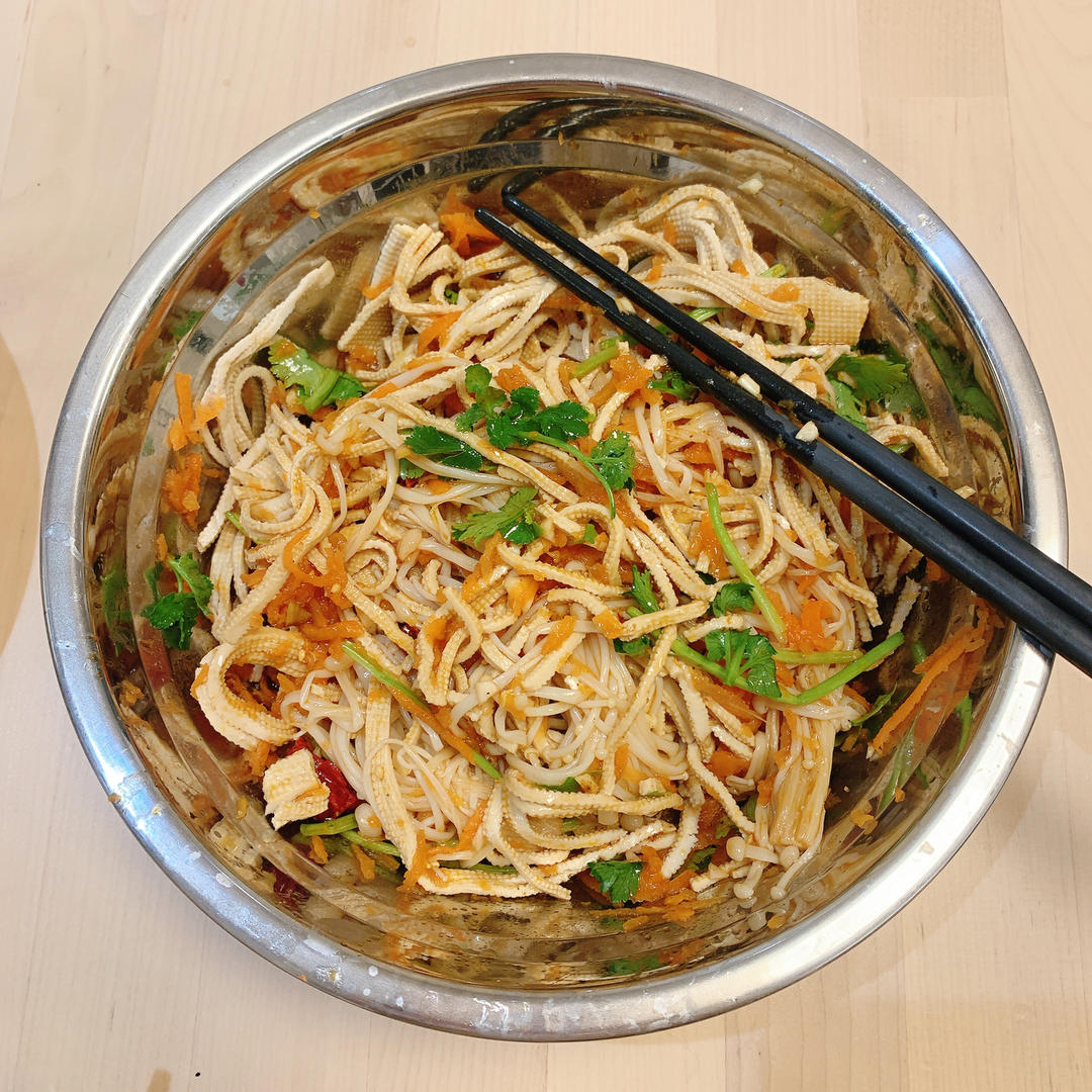 炝拌金针菇干豆腐丝