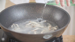 银鱼虾滑菌菇汤的做法 步骤13
