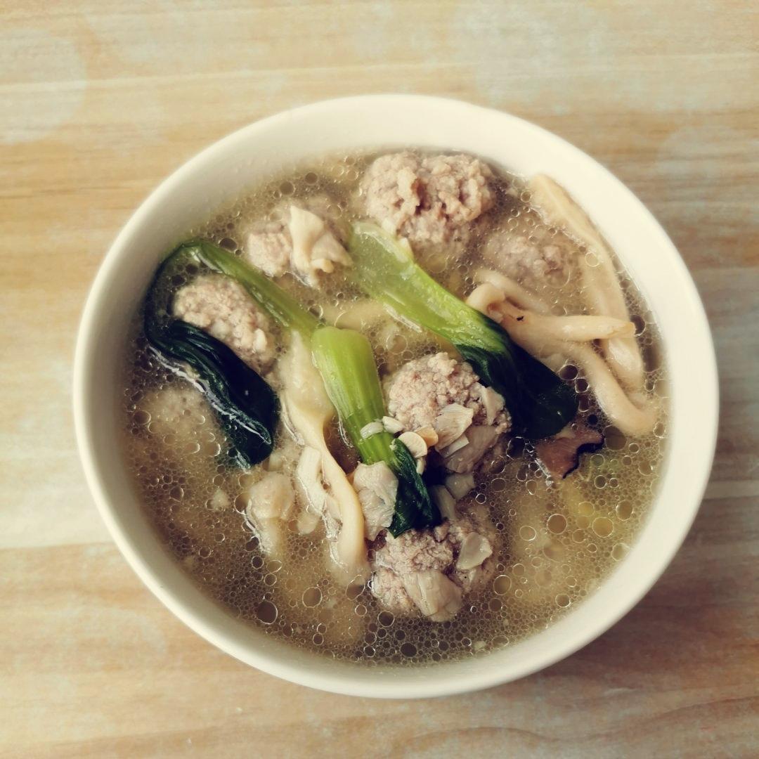 鸡油菌菠菜肉丸汤