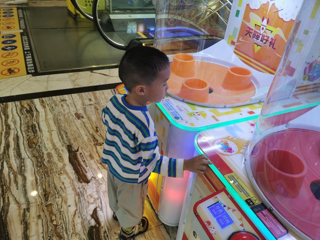 张妈妈边走边吃边看