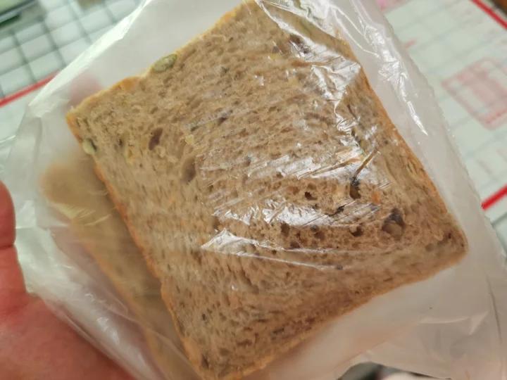 高纤低脂的全麦核桃吐司