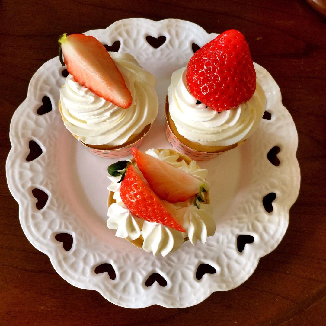 焦小猪做的草莓奶油杯子蛋糕——三八节,犒劳自己的小甜品