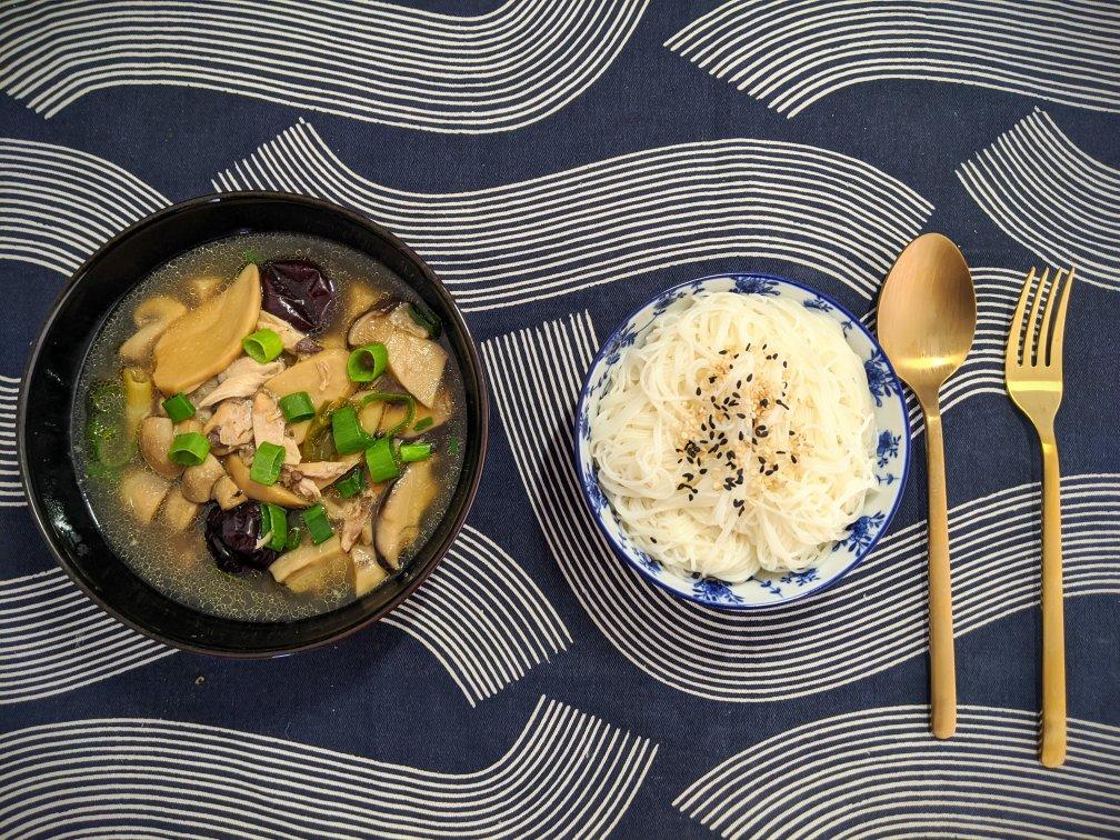 香菇炖鸡汤