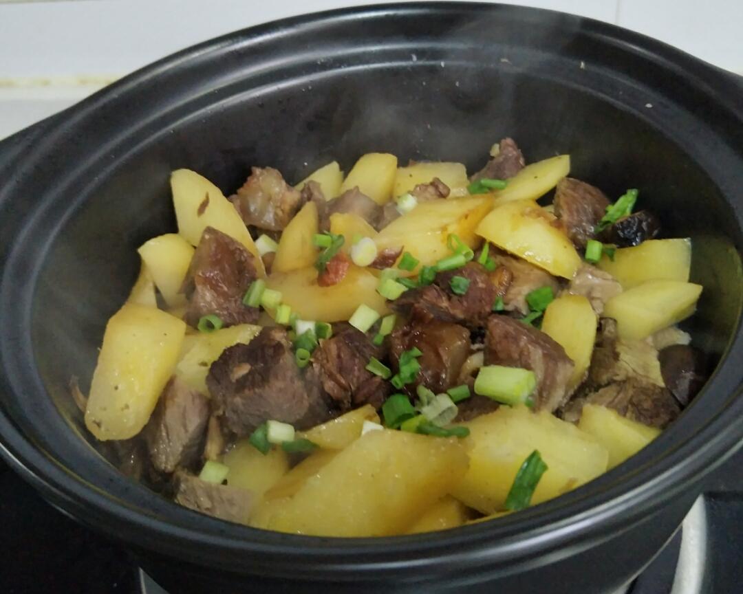 又弄一砂锅好吃的～卤牛肉土豆、锅巴煲仔饭的做法
