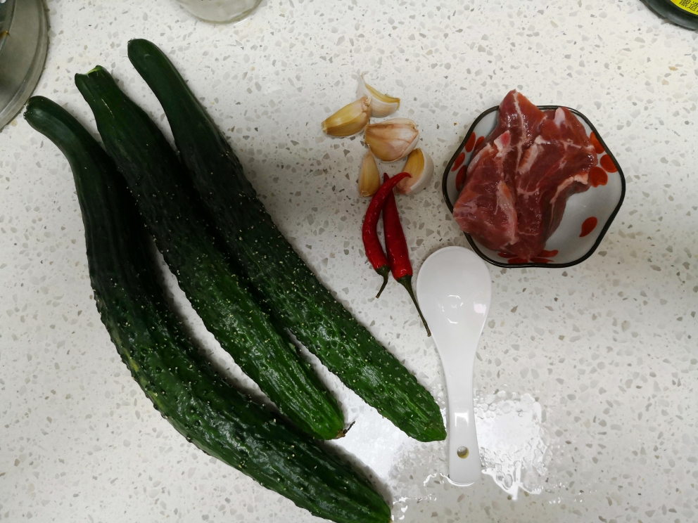 脆黄瓜炒肉的做法 步骤1