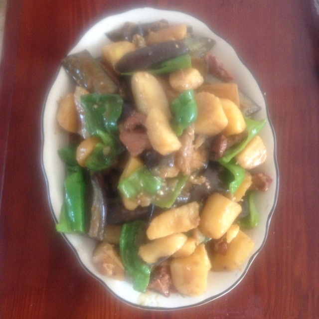 五花肉炖茄子土豆
