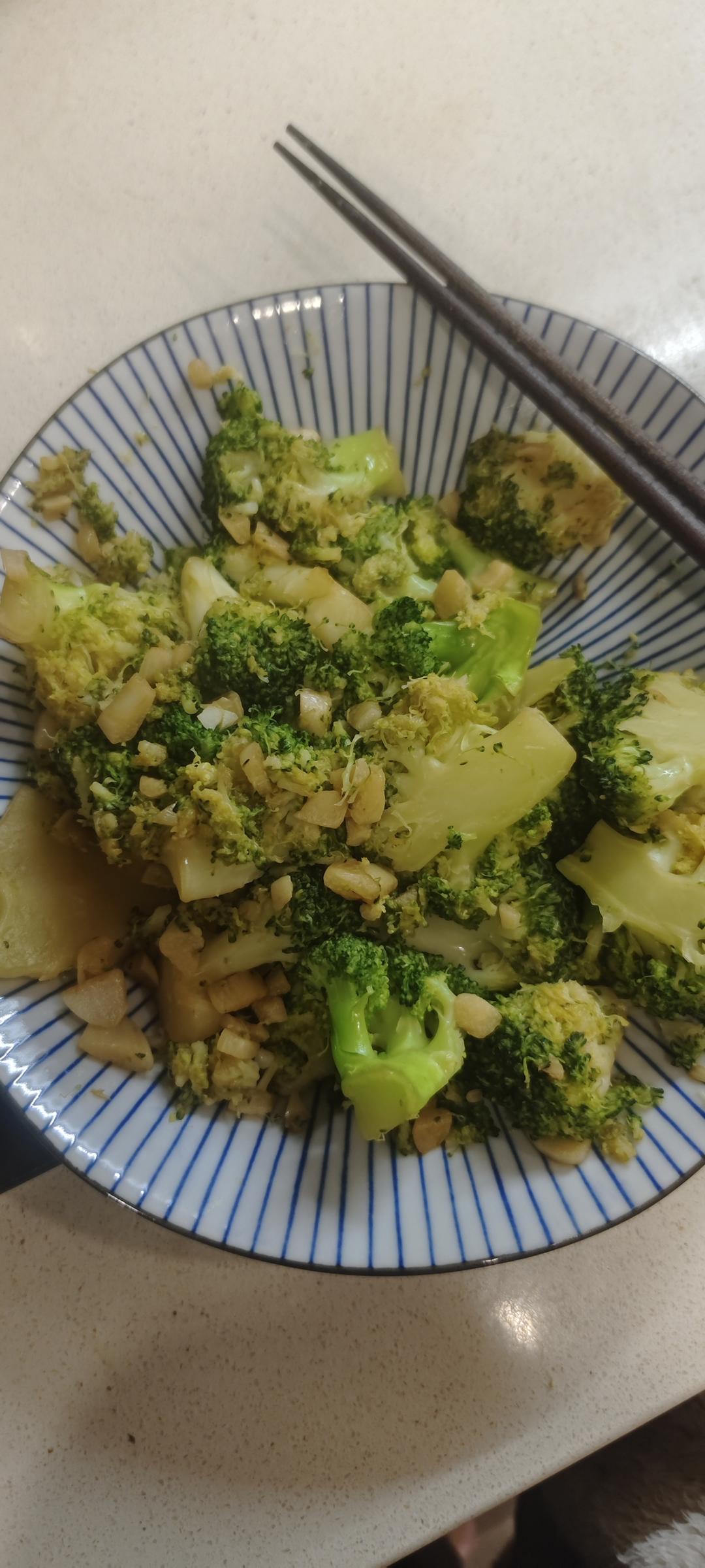 清炒西蓝花，口味清淡，营养价值高