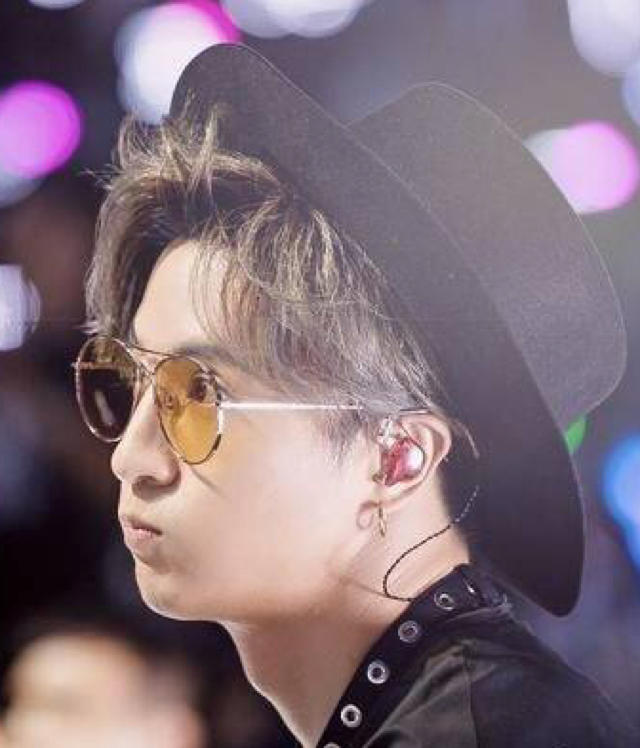 背着相机的行者