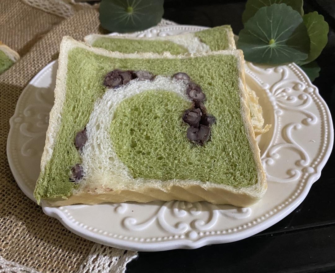 清香柔软的抹茶红豆吐司