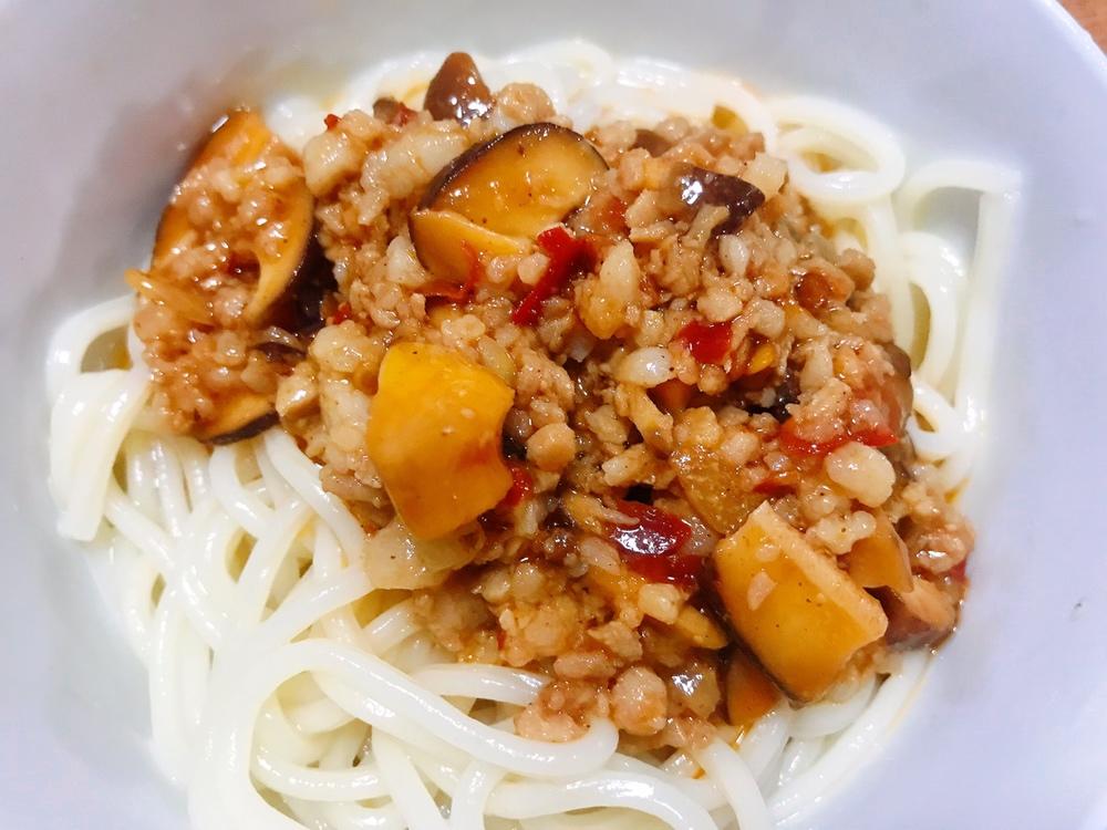 香菇肉酱面