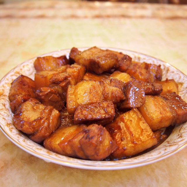 吃着碗里望着锅里的红烧肉