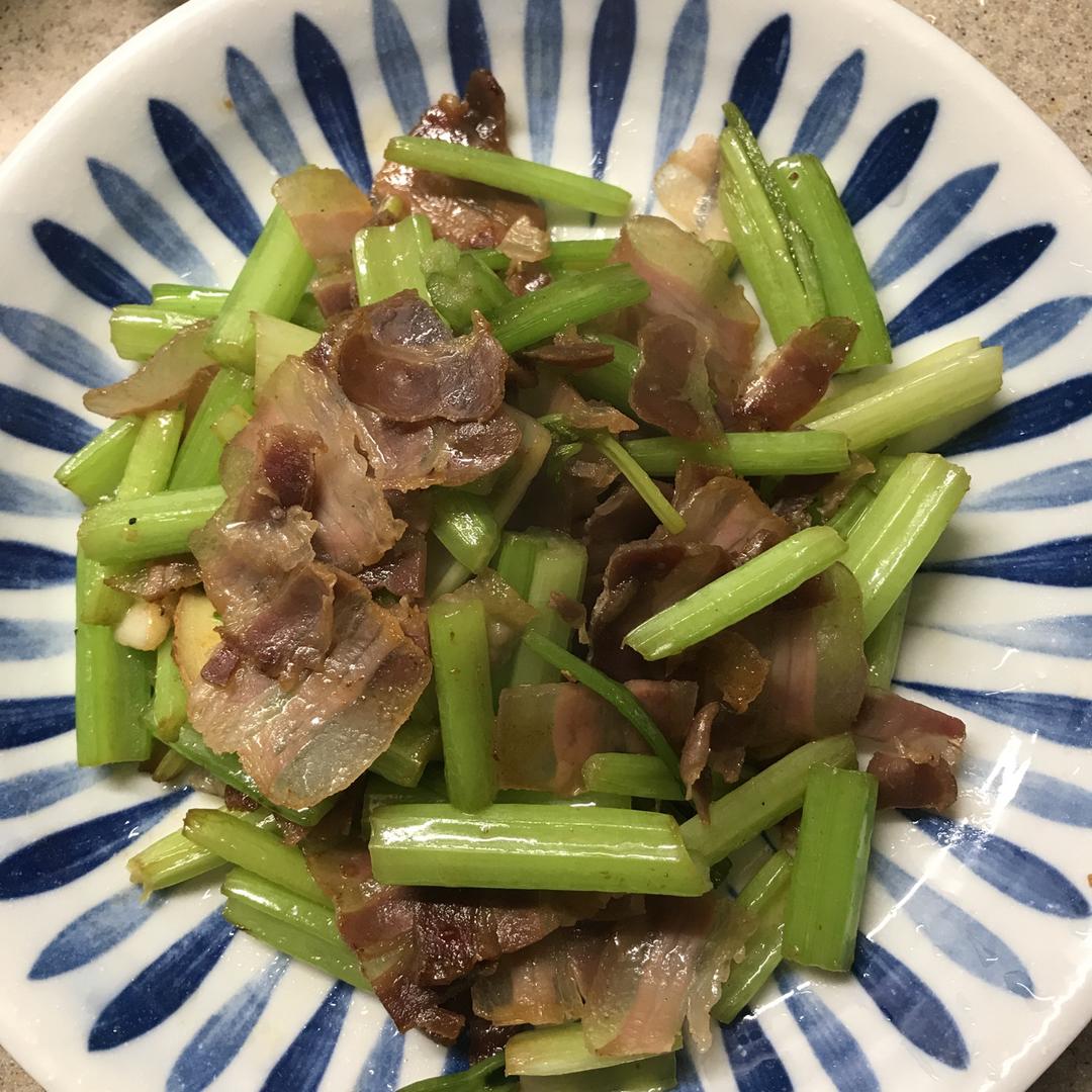 腊肉腊香肠炒芹菜