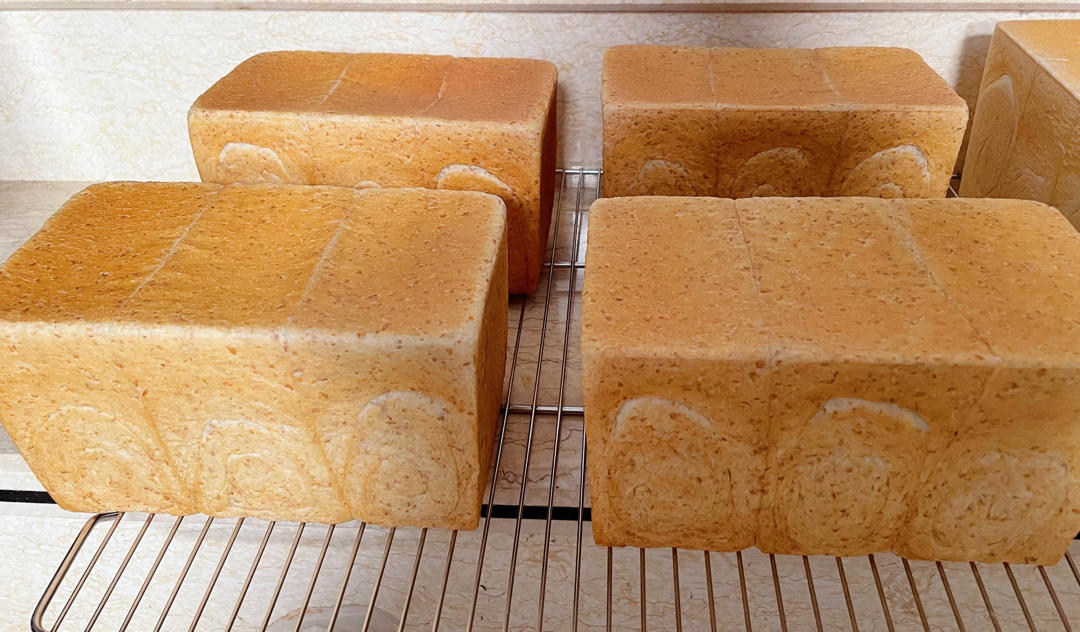 柔软的蜂蜜牛乳全麦吐司