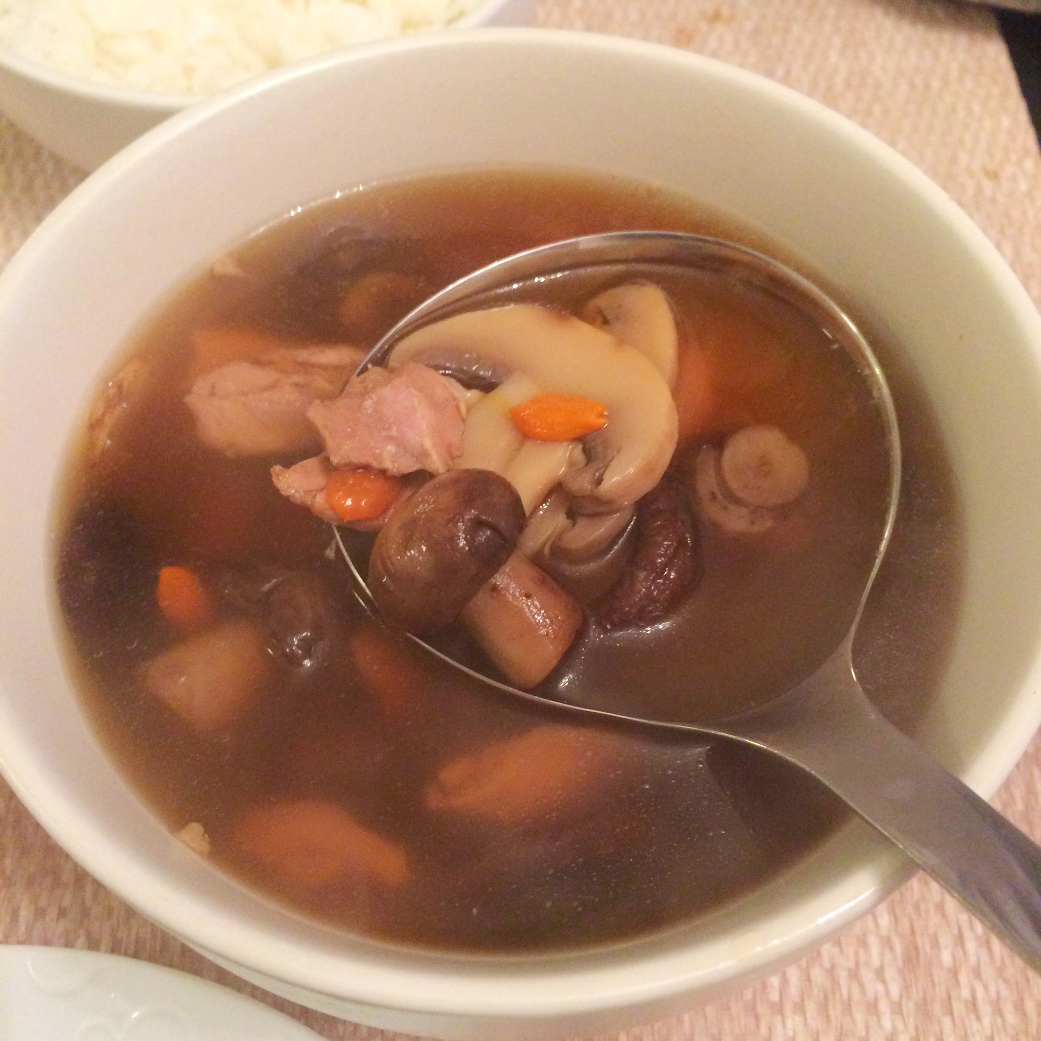 菌菇炖鸡汤