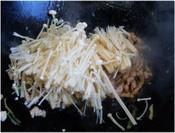 肉丝烧金针菇的做法 步骤5
