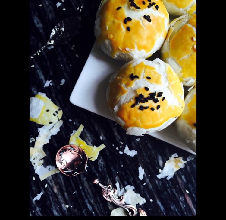 萌得掉渣渣的蛋黄酥