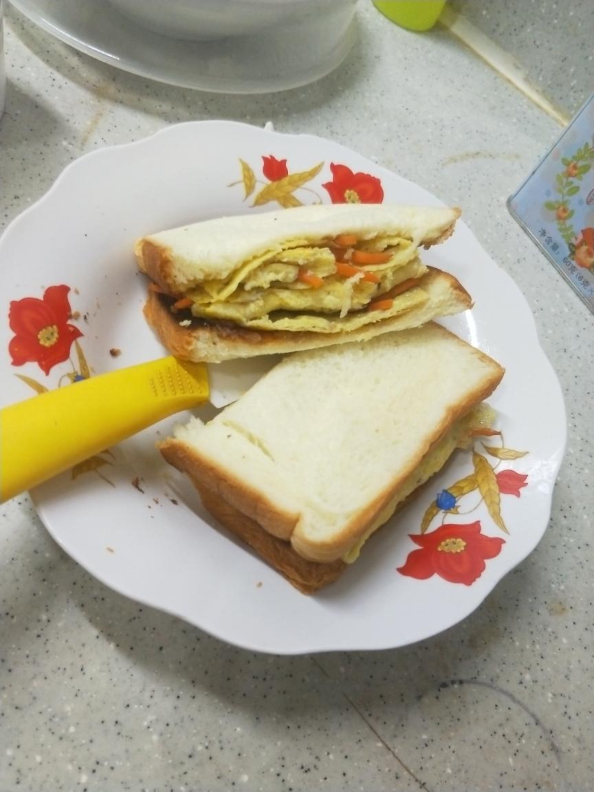 胡萝卜肉松厚蛋烧三明治360Kcal