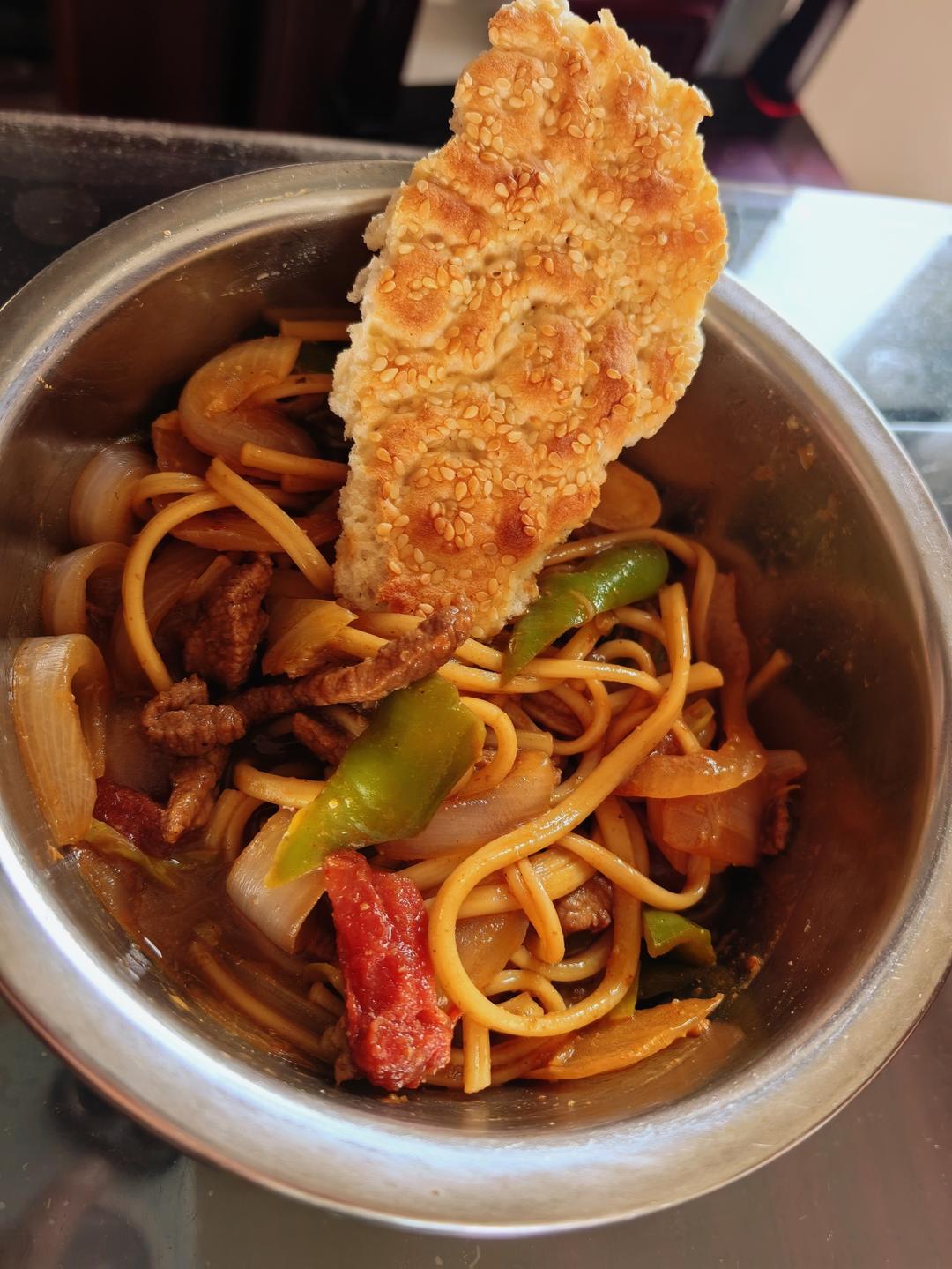 孜然牛肉炒拉条 家常面条百吃不厌的美味做法