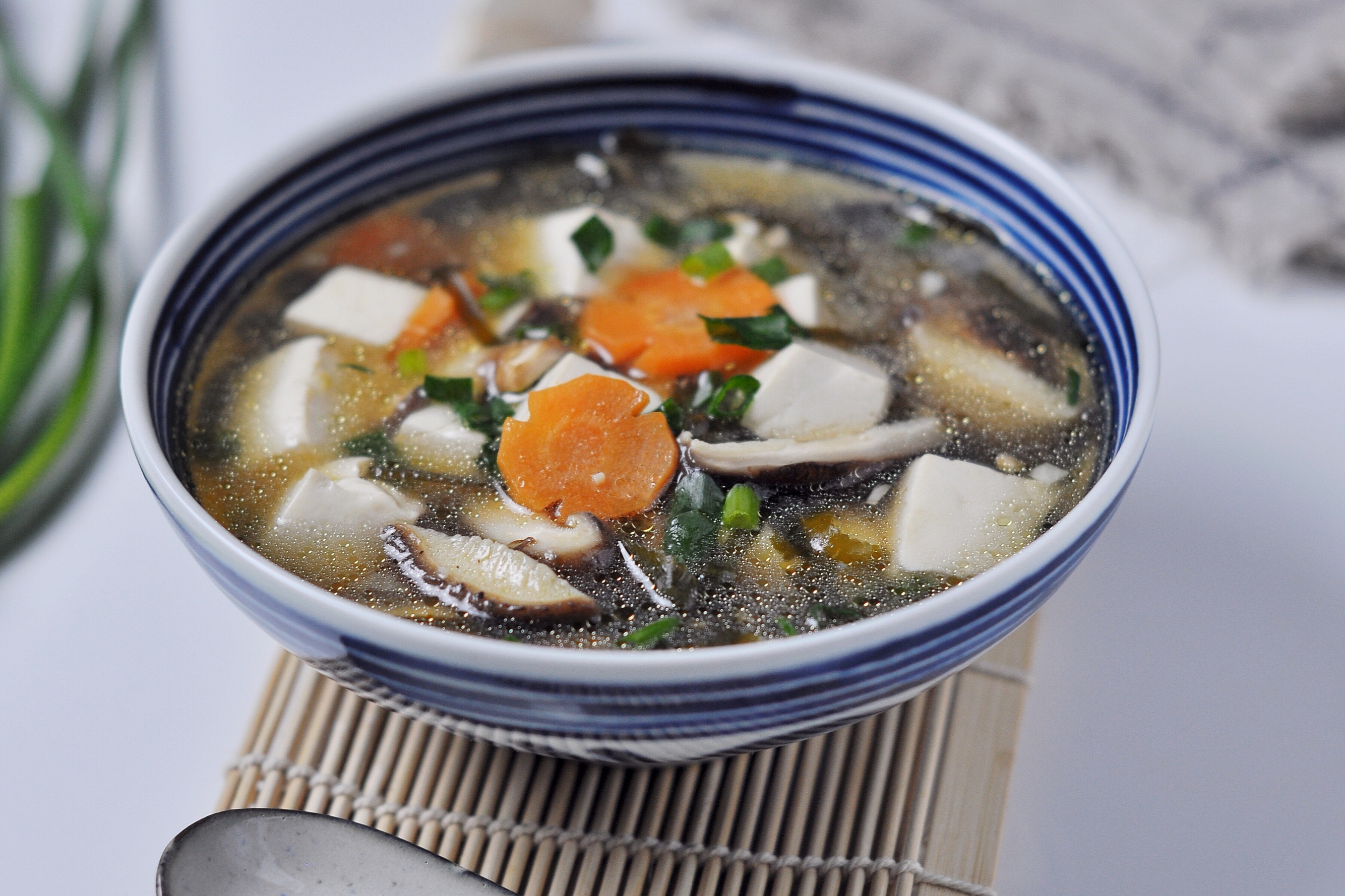 味噌豆腐海带汤的做法
