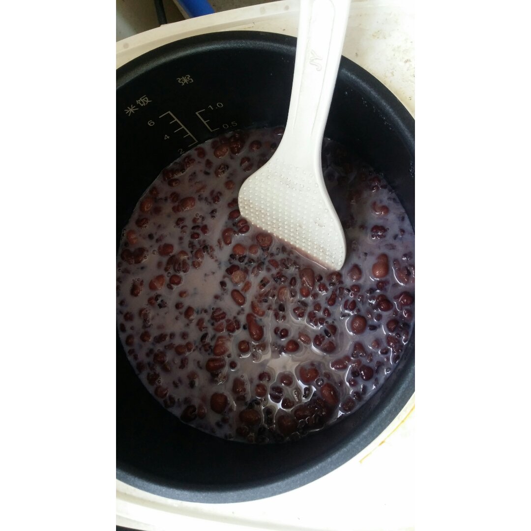 红枣红豆薏仁牛奶粥