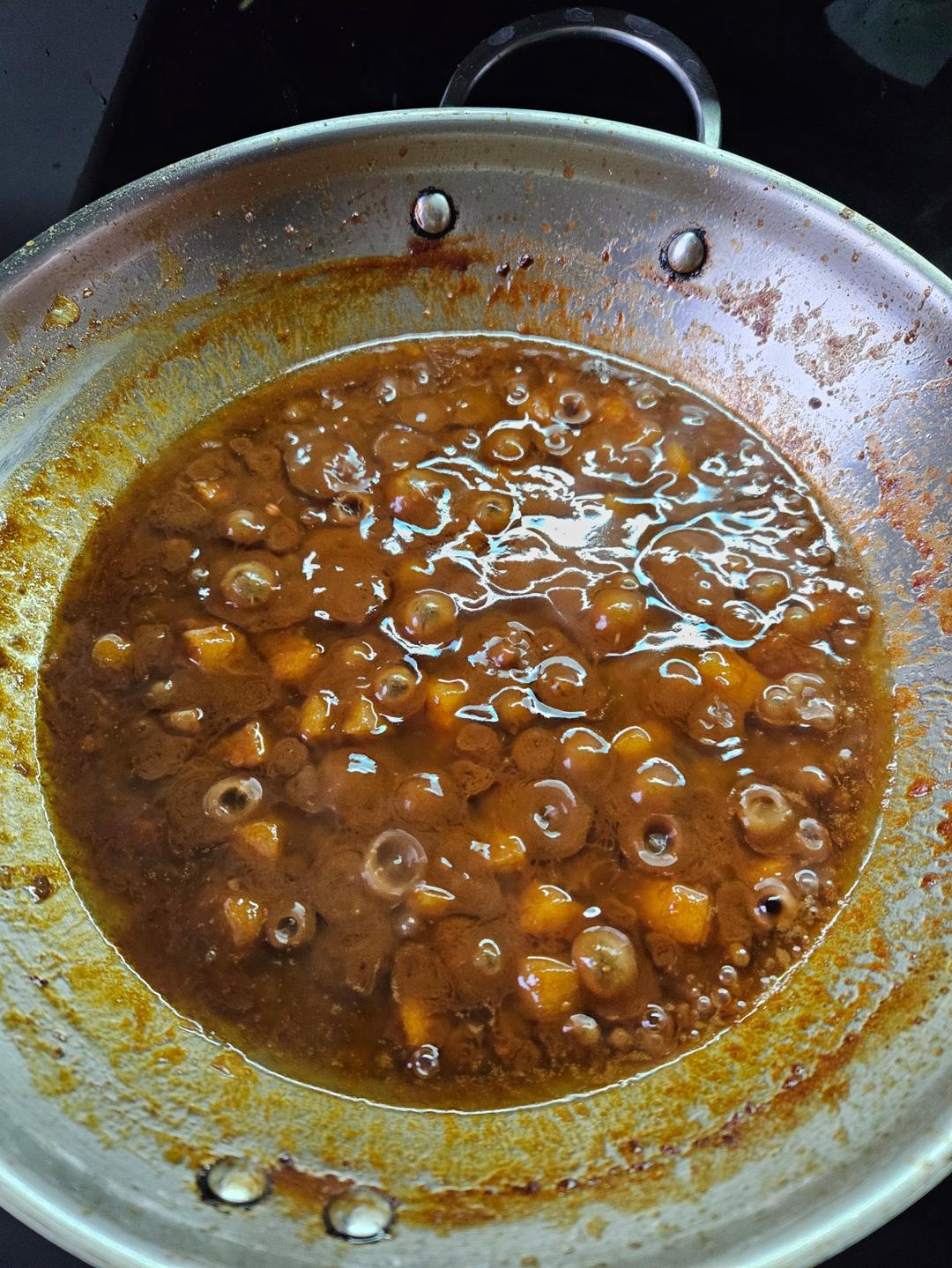 年轻人的炸酱面的炸酱