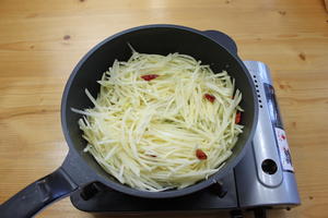 佟小鹤的家常菜--素炒土豆丝的做法 步骤4