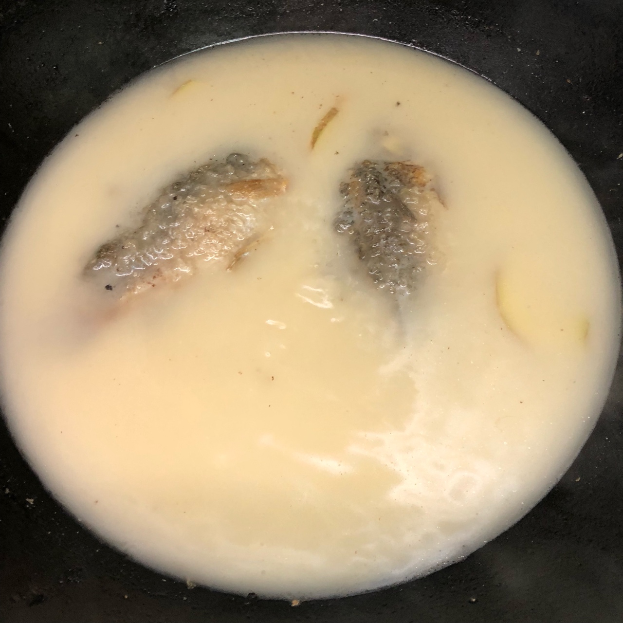 清炖鲫鱼汤 三个关键步骤让你轻松炖出汤浓味鲜色白似奶的鲫鱼汤