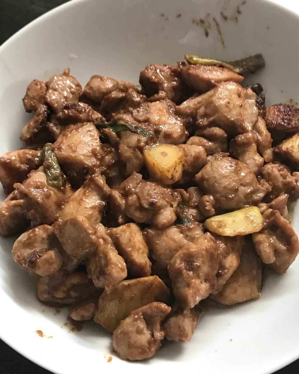 香气火爆口感滑嫩的啫啫滑鸡煲